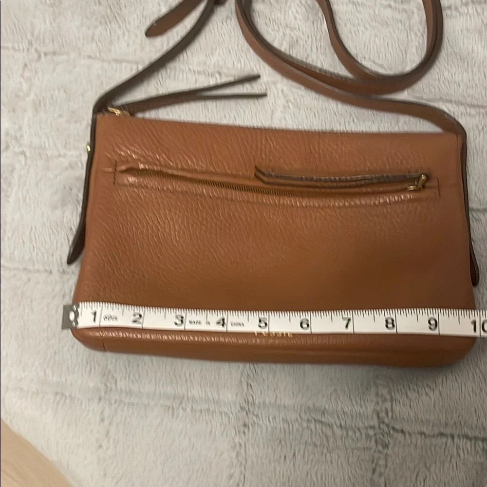 Fossil Brown leather Crossbody Bag with Adjustable Strap and Top Zipper. - Picture 2 of 3